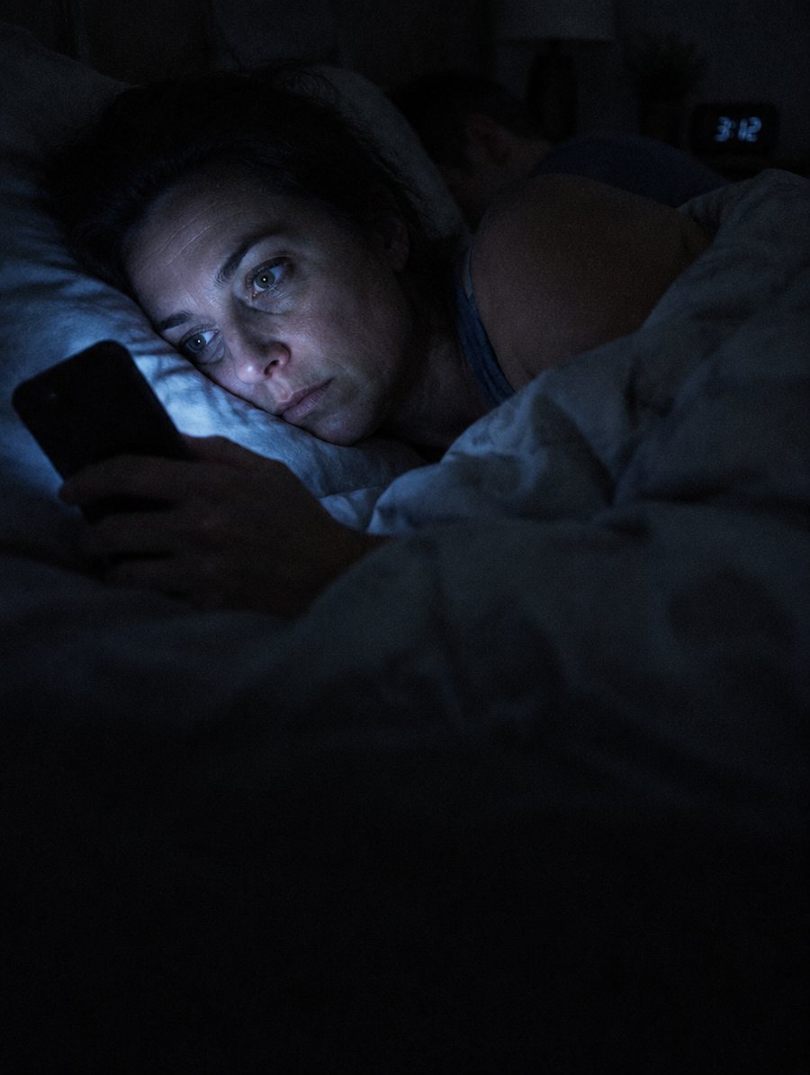 Mujer despierta de madrugada con el celular